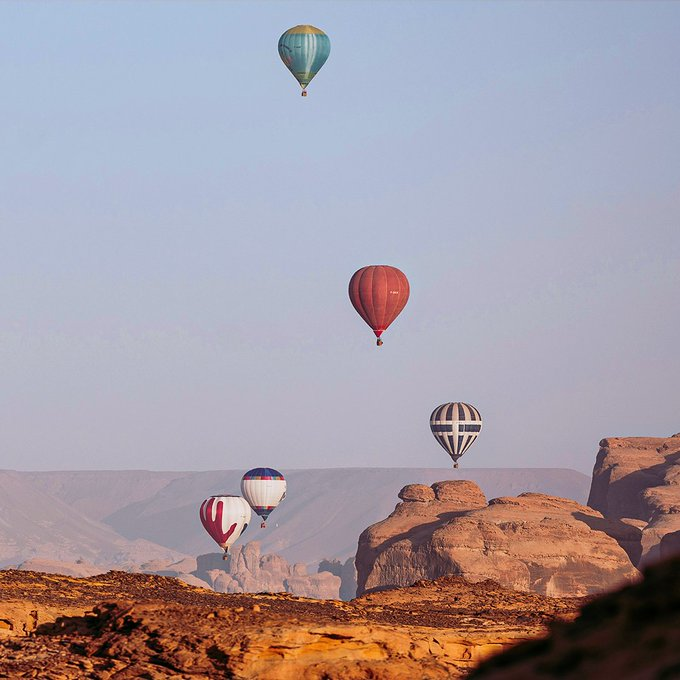  مناطيد العلا.. تجربة خيالية لعشاق المغامرة في سماء العلا الخلابة 