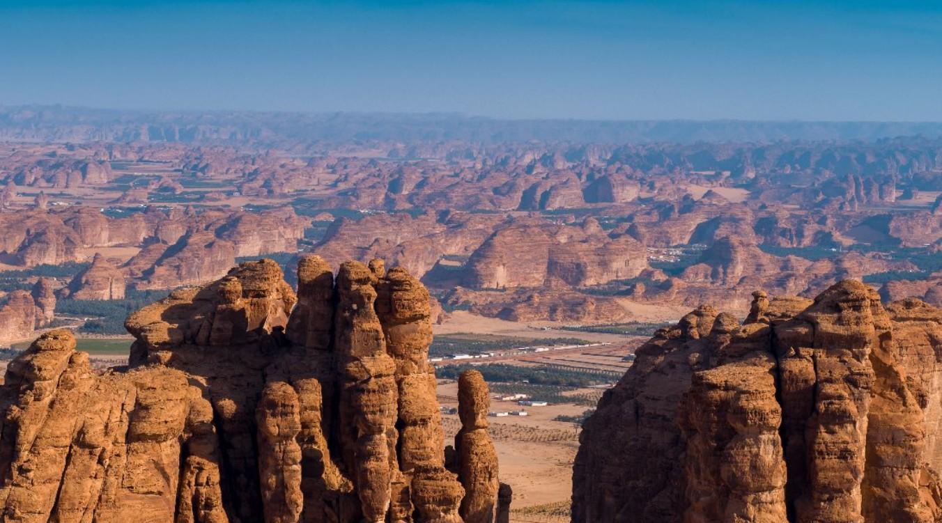  منظر مهيب لجبال العلا من السماء 