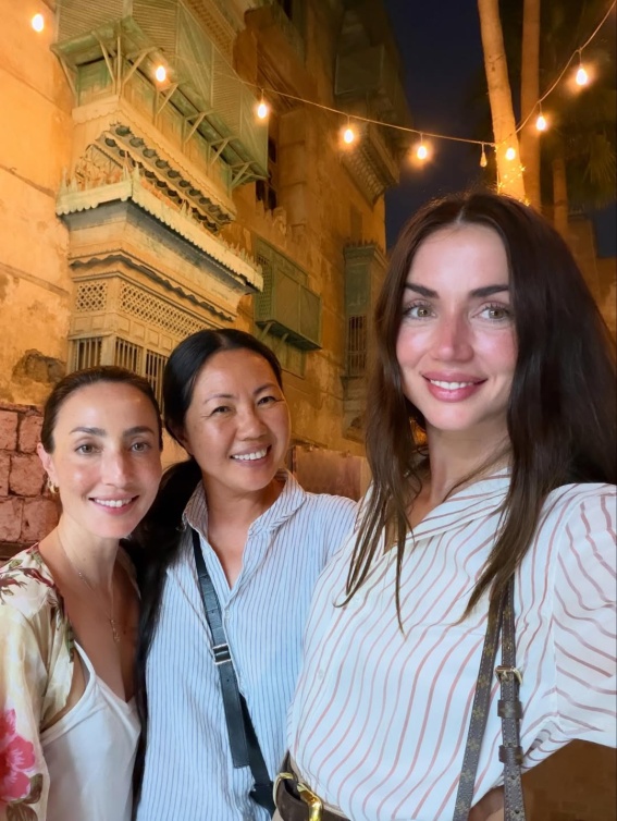 لقطة سيلفي رفقة الأصدقاء بين رواشين جدة التاريخية 