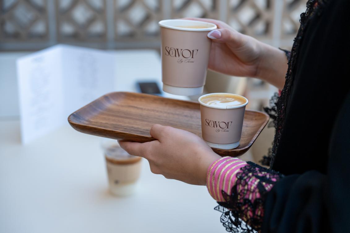 مشروبات ساحرة بمذاق فريد ولمسة خاصة في سافور باي توينز. 