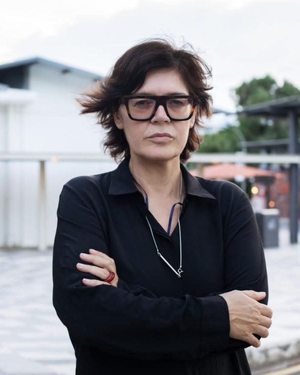 Ute Meta Bauer أستاذة ومديرة فنية لبينالي الدرعية للفن المعاصر 2024