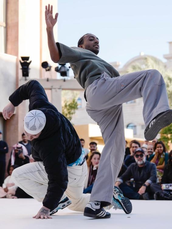  أداء جماعي ينبض بالتناغم، يعكس رؤية فيلا الحجر في دمج الفن بالحياة اليومية 