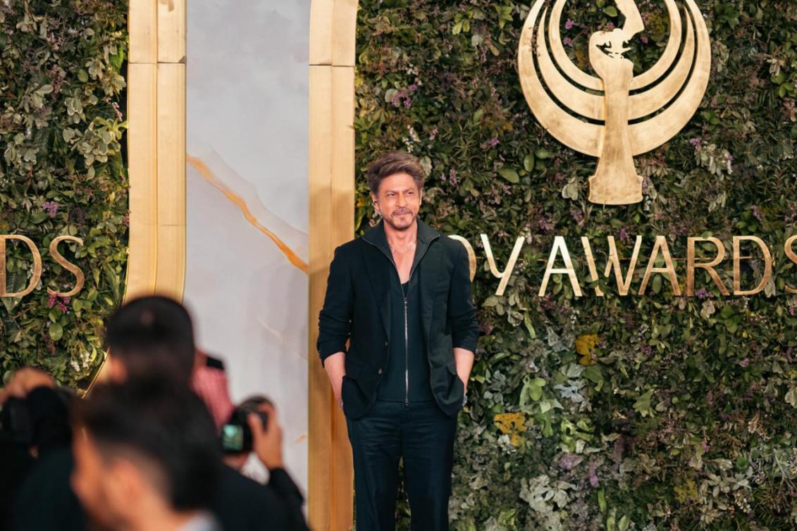  النجم الهندي شاروخان في لقطة من حفل JOY AWARDS. 