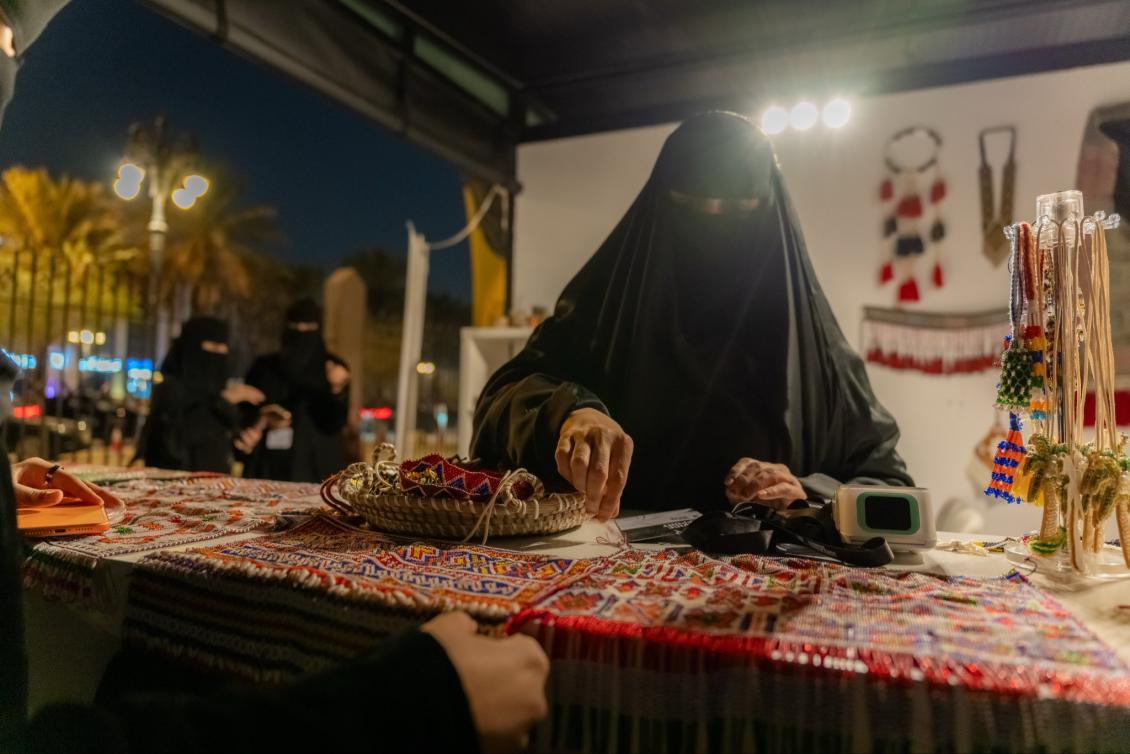 بين خيوط التراث ولمسات الحرفية، تولد حكايات تُروى بصمت… هنا تتحول التفاصيل الصغيرة إلى جمال لا يُنسى 