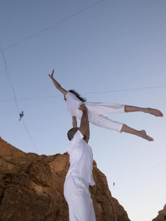  تجربة مسرحية غامرة في الهواء الطلق تجمع بين الإبداع والحركة والتفاعل المباشر مع الجمهور 