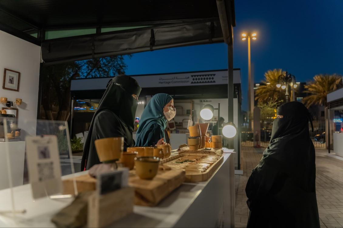  حين تلتقي الابتسامة بالحكاية، يصبح المكان مساحة دافئة للتبادل والذاكرة… التراث يعيش فينا قبل أن يعيش حولنا. 