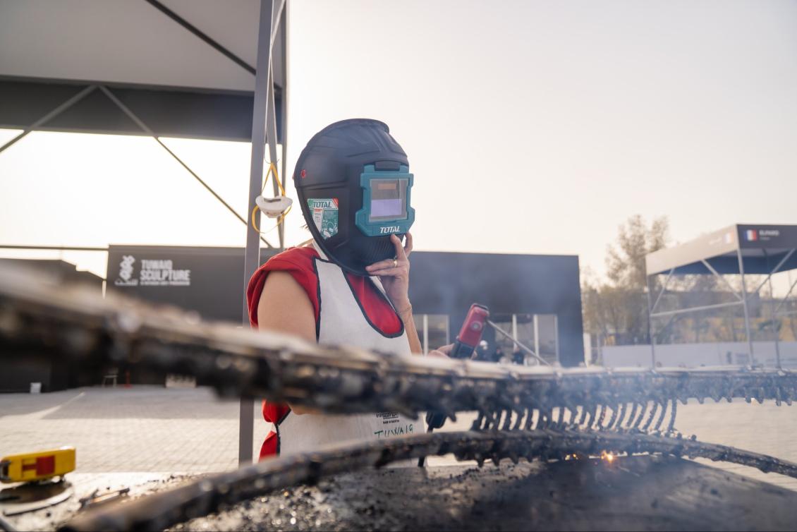 شرارة الإبداع تبدأ من الشجاعة… وهنا تتحول النار إلى لغة فنية تعبّر عن القوة والجمال معًا. 