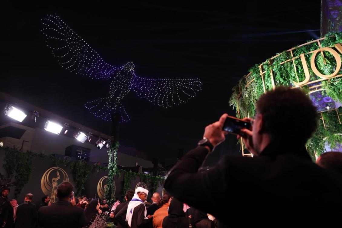  لحظة تكريم تخلّد مسيرة حافلة بالعطاء… احترام وتقدير يقف له الجميع في ليلة الجوائز 