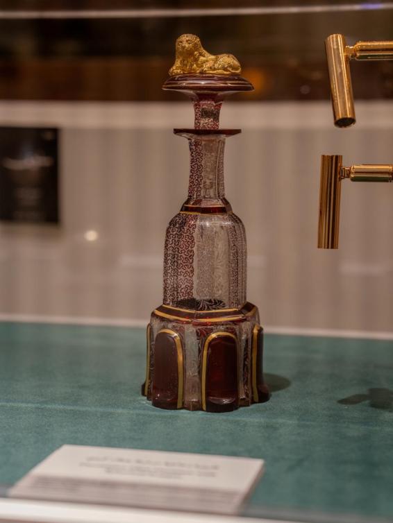  من القطع الفنية في المعرض