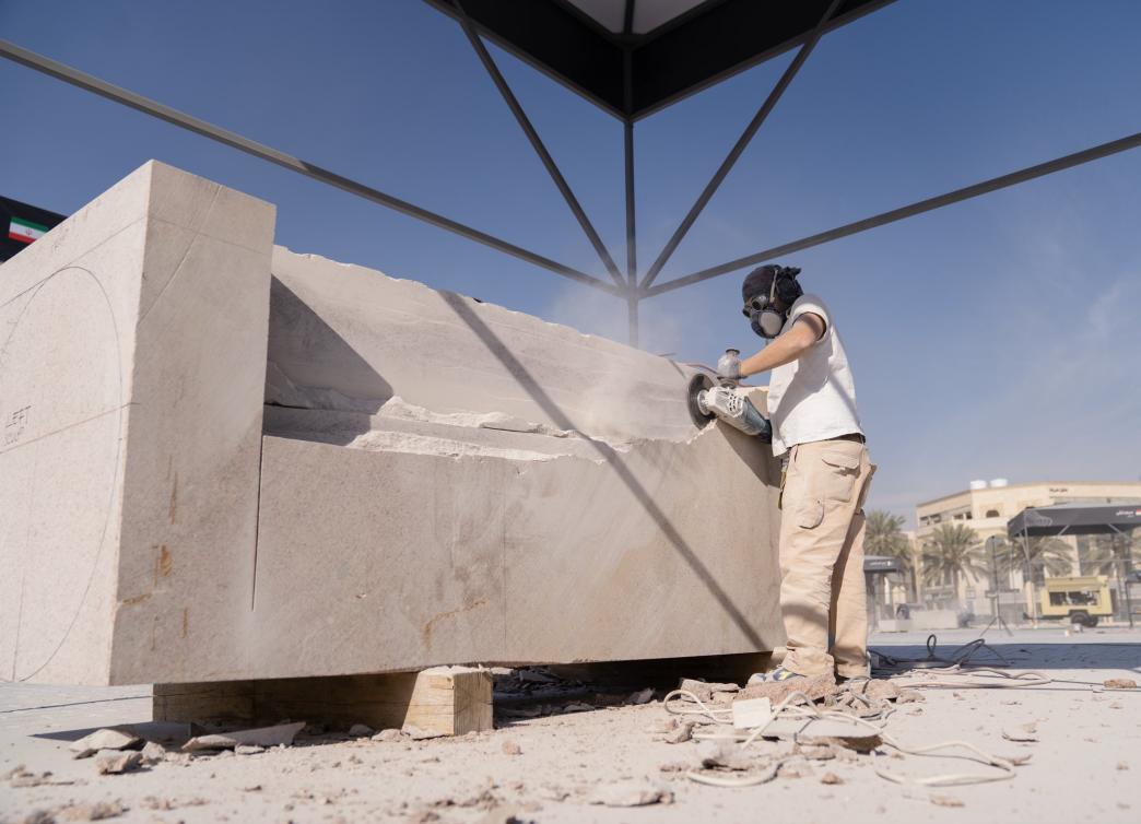  هنا يولد الفن تحت الشمس… حيث تتحول الكتل الصامتة إلى قصص تنبض بالحياة أمام أعين الجميع 