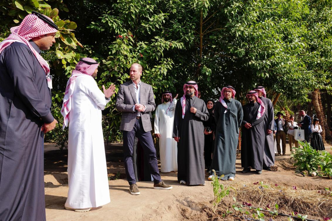  الأمير ويليام يتابع مبادرات الاستدامة البيئية في العُلا… حيث يلتقي المستقبل بروح الطبيعة. 