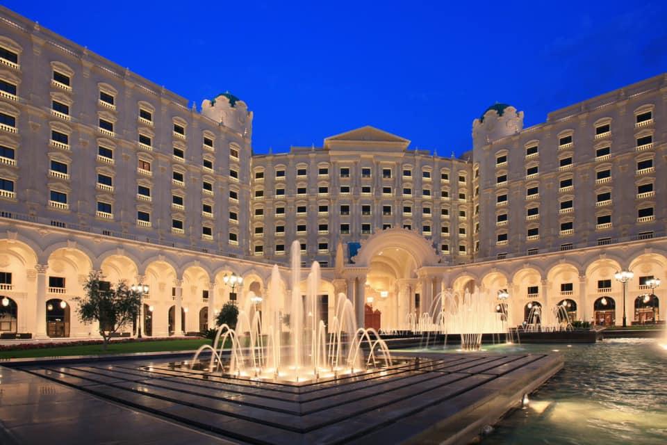  تجربة فاخرة في فندق الريتز كارلتون الرياض. 
