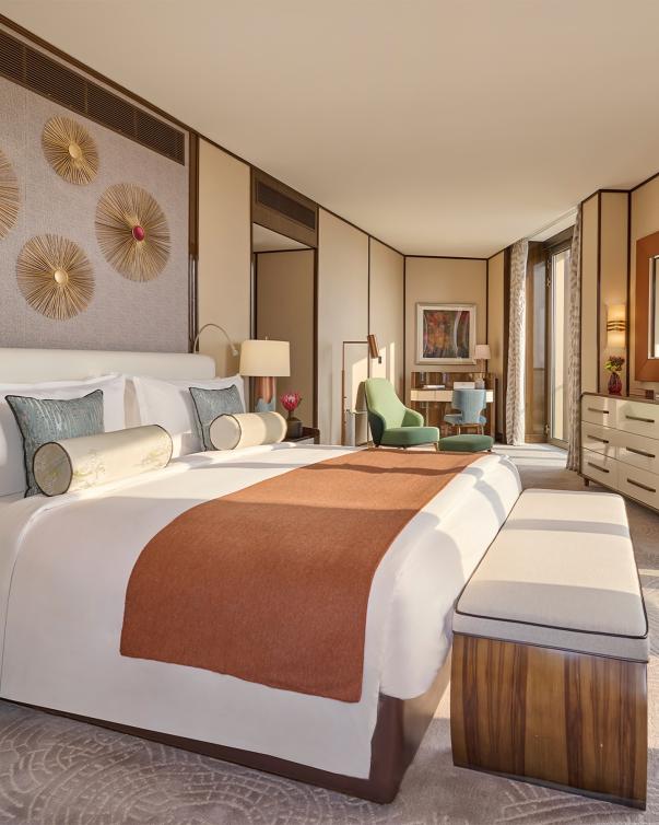  رحابة الغرف تزيد من سحر التجربة في فندق ماندارين أورينتال الفيصلية. 