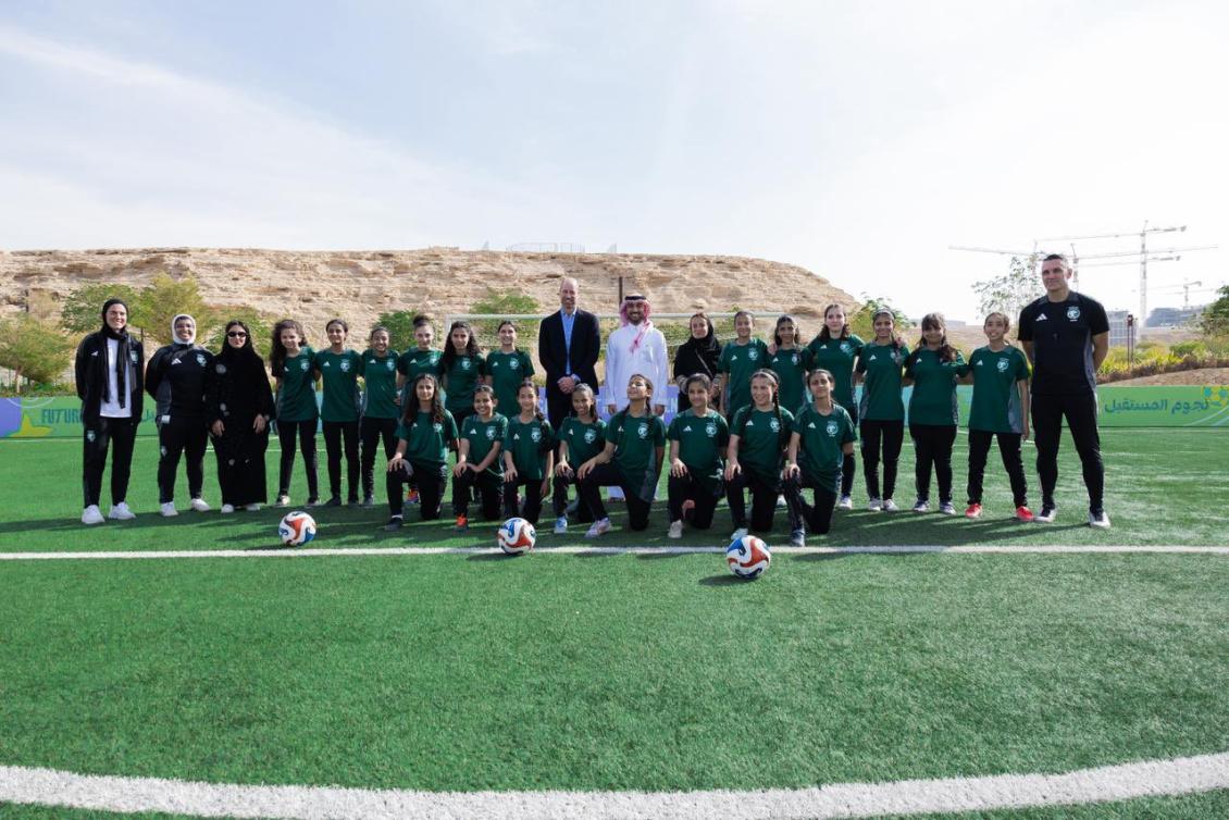  صورة جماعية توثّق لحظة فخر، تجمع الأمير ويليام باللاعبات السعوديات. 