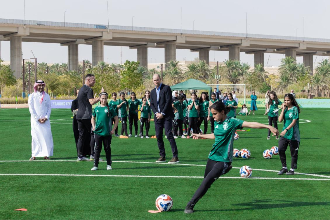  لاعبات الأخضر يستعرضن مهاراتهن في تسديد ركلات الجزاء أمام الأمير ويليام. 