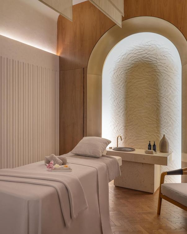  مساحة من الهدوء والعناية بانتظارك في فندق سانت ريجيس الرياض. 