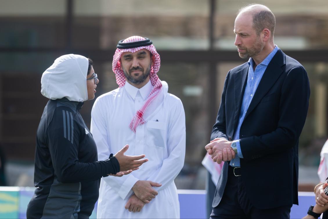 تركيز شديد من الأمير ويليام لشرح القيادة الفنية للاعبات السعوديات في مسك. 
