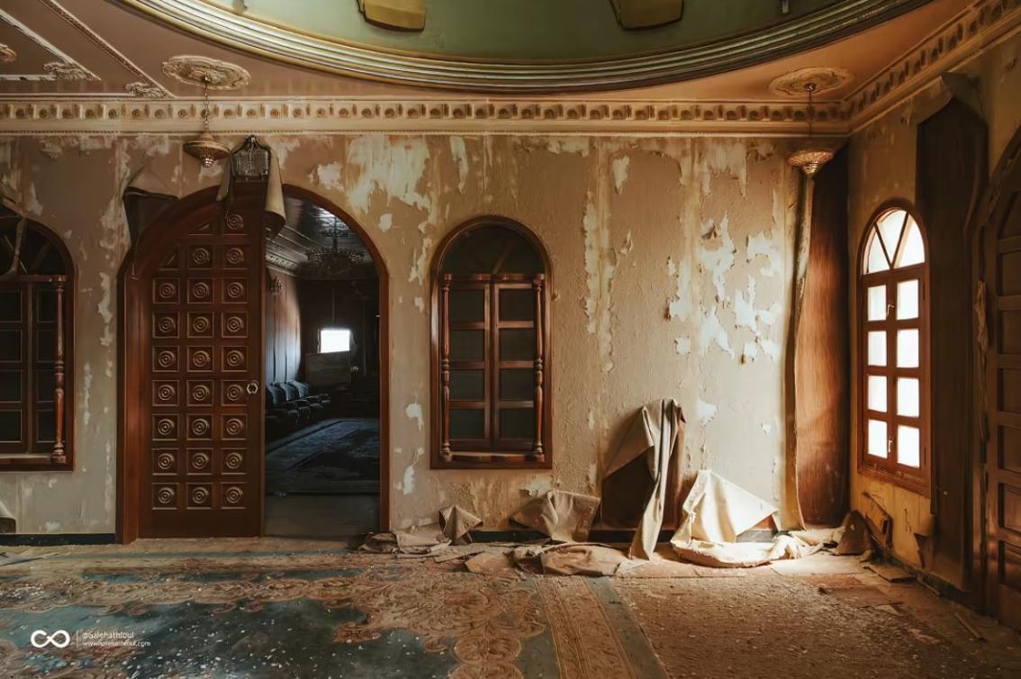  الجدران تتقشّر… لكن الجمال ما زال واضحًا رغم مرور الزمن 