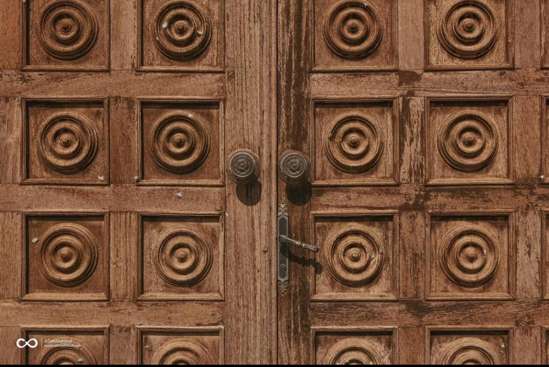  بابٌ ثقيل… لا يُغلق المكان فقط، بل يحفظ داخله زمنًا كاملاً من الذكريات. 