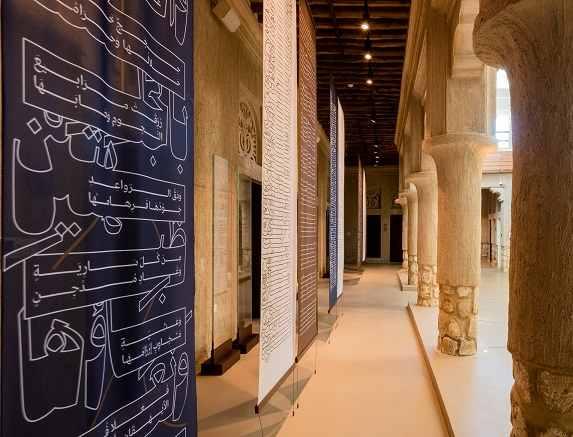  بين الأعمدة والظلال… تتردّد أصداء القصيدة في فضاءٍ يحتفي بالكلمة. 