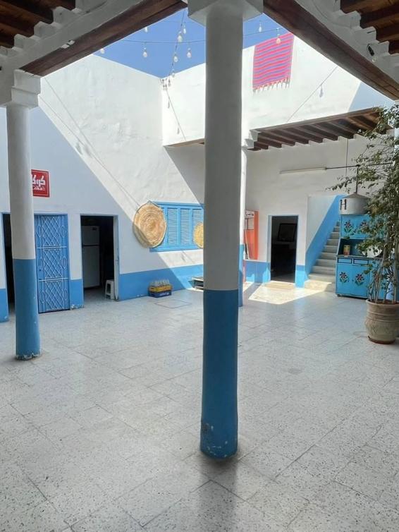  بين عبق الخشب القديم ونور النوافذ… يولد الحنين من جديد 