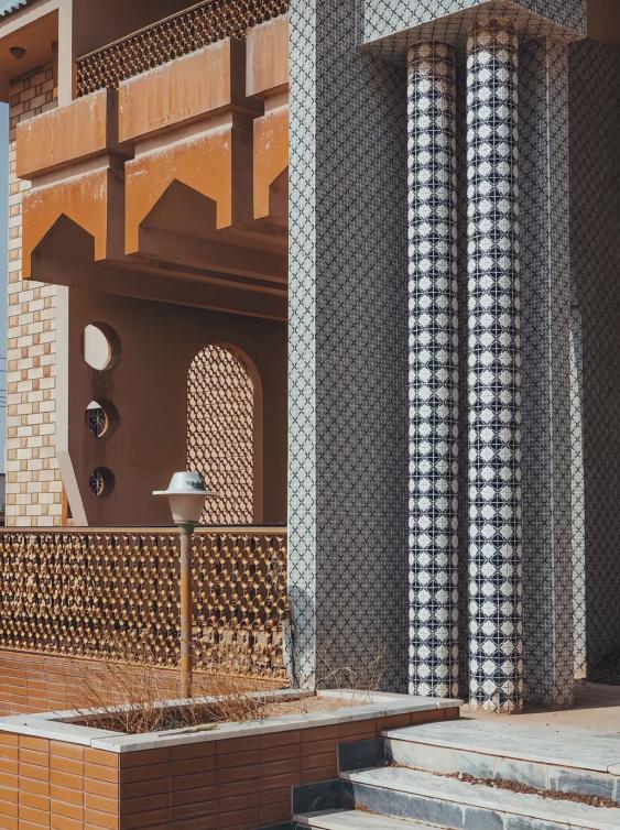  تفاصيل تتسلّق الجدران… وتحكي عن ذوقٍ لم يتكرر. 