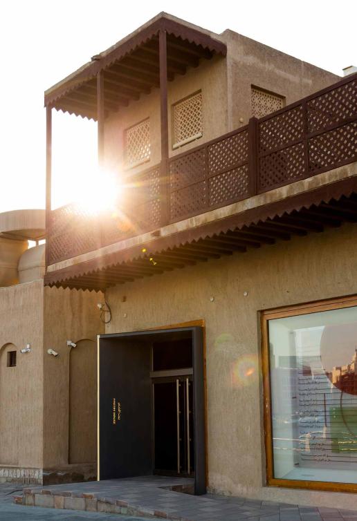  عند هذه العتبة… تبدأ رحلة الحروف، حيث ينساب الضوء كما تنساب القصائد 