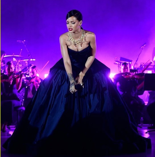ريهانا تبدع في حفل 2014 Diamond Ball مجلة هي
