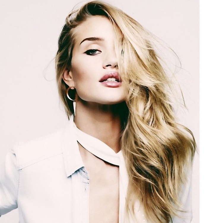 روزي هنتنجتون وايتليتقص شعرها الطويل