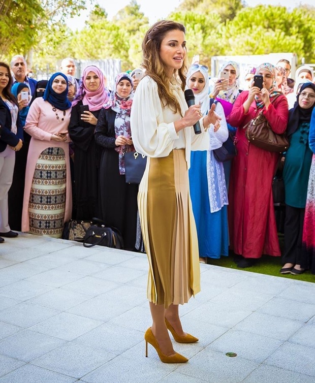 الملكة رانيا بإطلالة أنيقة 
