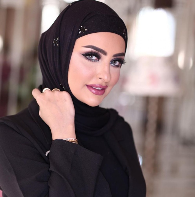 مكياج عيون ناعم مع الشفايف الزهرية من سندس القطان