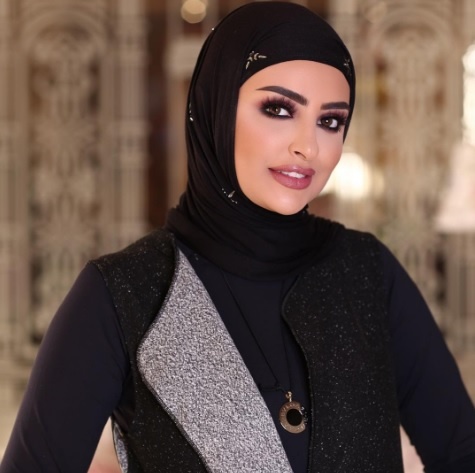 سندس القطان تضع مكياج سموكي مع احمر الشفاه الزهري