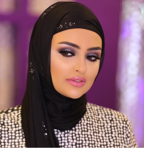 سندس القطات تختار رسمات عيون استثنائية مع الشفايف اللماعة