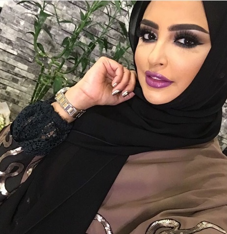 سندس القطان تضع رسمات عيون الآيلاينر الأسود مع الشفايف البتفسجية