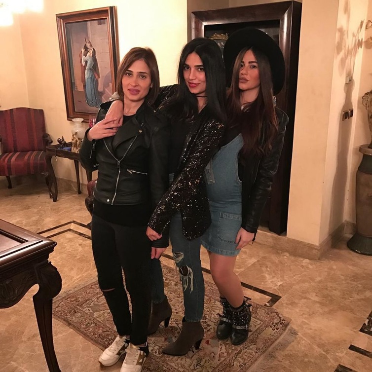 شهد رمزى مع أصدقائها خلال الإحتفال بالعام الجديد