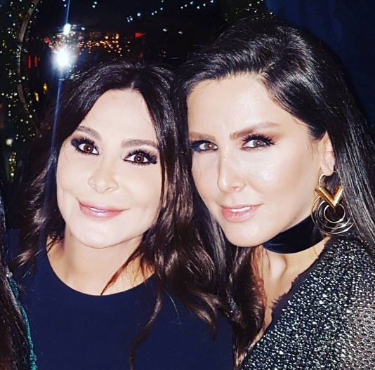 اليسا قضت سهرتها مع اصدقائها بينهن صديقتها كرستين