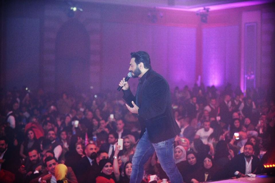 تجوب الجمهور مع تامر حسني