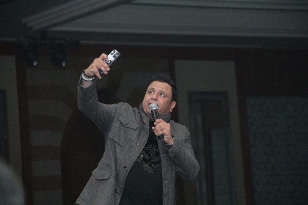 محمد فؤاد يفاجيء الجمهور بالاحتفال برأس السنة
