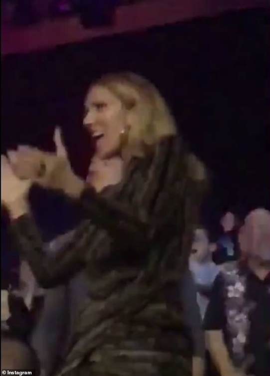 سيلين تصفق لجاجا