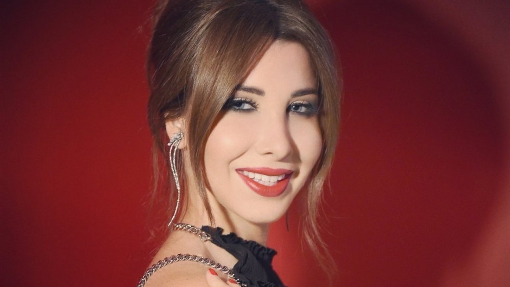  تعرفي على أجمل تسريحات شعر للخطوبة من وحي نانسي عجرم لإطلالة مميزة وأنيقة