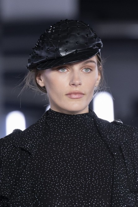 اكسسوارات القبعة البيريه الجلدية لشتاء 2020 من Balmain