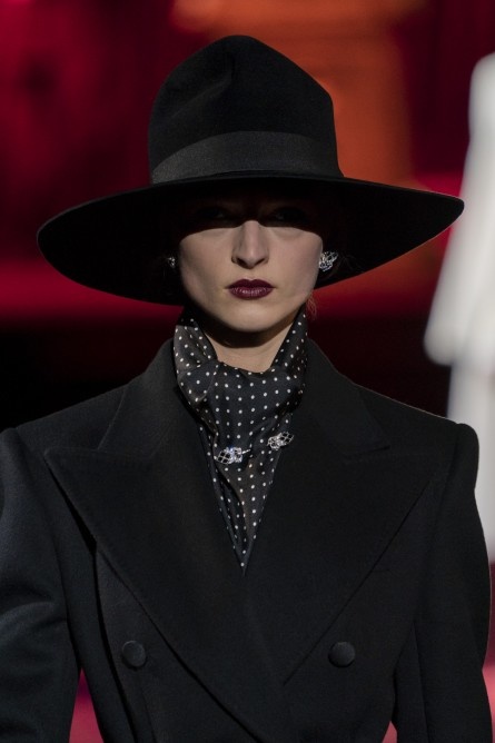 اكسسوارات القبعة الدائرية والعريضة من Dolce&Gabbana