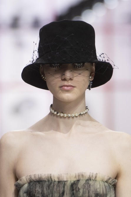  اكسسوارات القبعة السوداء مع الشبك لشتاء 2020 من Christian Dior
