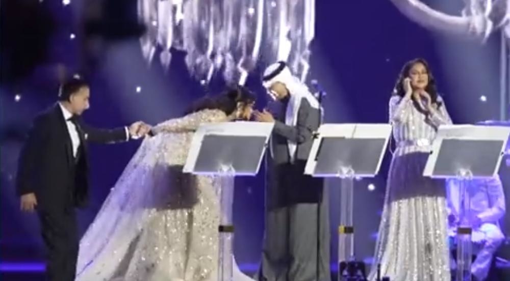 أحلام تقبل يد الفنان محمد عبده