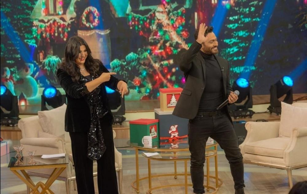 تامر حسني يغني ويرقص في برنامج "معكم" لمنى الشاذلي