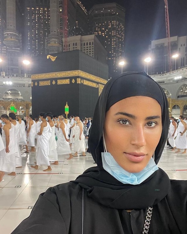ليلى عبدالله  تؤدي مناسك العمرة مع بداية ال 2022