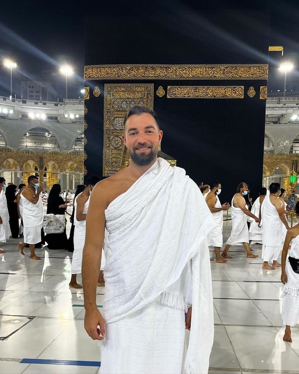 باسل الزارو يؤدي مناسك العمرة مع بداية ال 2022