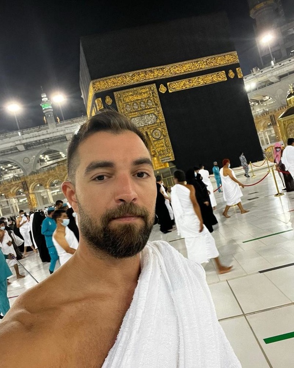 باسل الزارو يؤدي مناسك العمرة مع بداية ال 2022