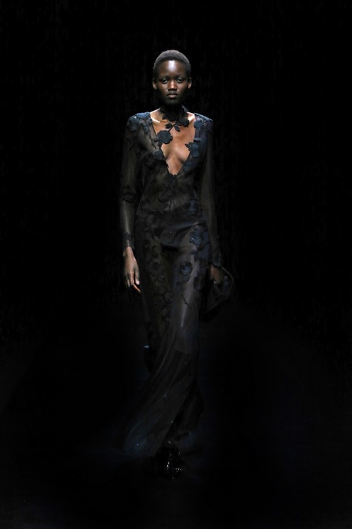فستان باللّون الأسود بقماش شفاف من Blumarine