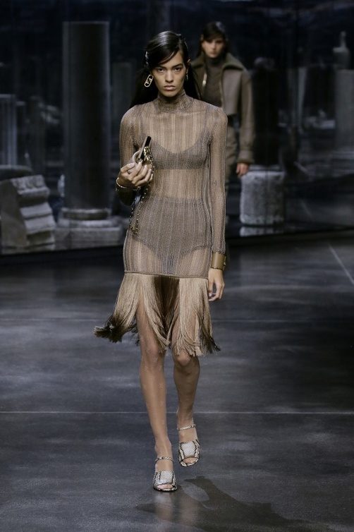 إطلالة بألوان النيود بقماش شفاف من Fendi